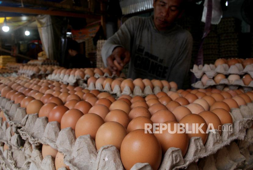 Pedagang menyusun telur di salah satu pasar tradisional.