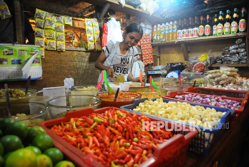  Pedagang meracik bumbu masakan jadi berbahan baku cabai di Pasar Senen, Jakarta, Ahad (8/1).