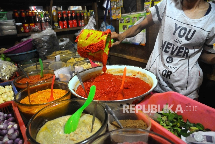  Pedagang meracik bumbu masakan jadi berbahan baku cabai di Pasar Senen, Jakarta, Ahad (8/1).