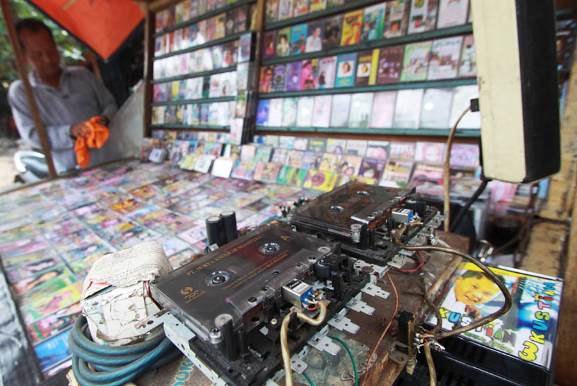  Pedagang merapihkan kaset bekas yang dijual di Pasar Lama Tangerang, Banten, Kamis (7/11).  (Antara/Rivan Awal Lingga)