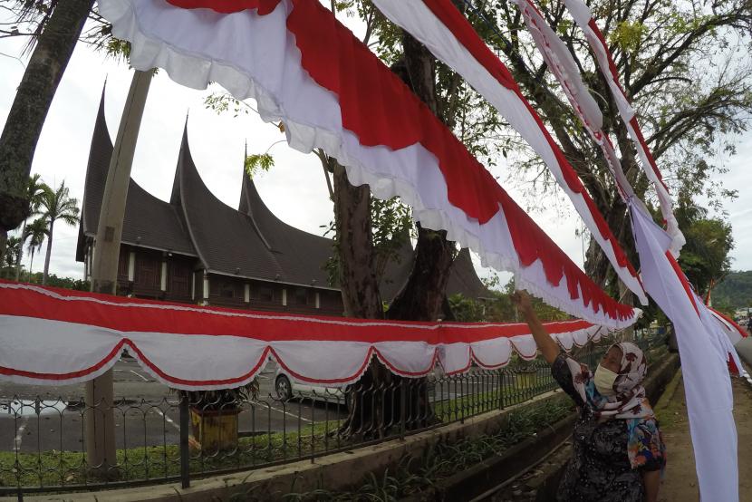 Pedagang merapikan bendera merah putih yang dijualnya di Jl Imam Bonjol, Padang, Sumatera Barat, Selasa (4/8/2020). Pandemi Covid-19 berdampak pada penjualan bendera merah putih dan umbul-umbul untuk kebutuhan HUT Kemerdekaan RI ke-75. (ilustrasi)