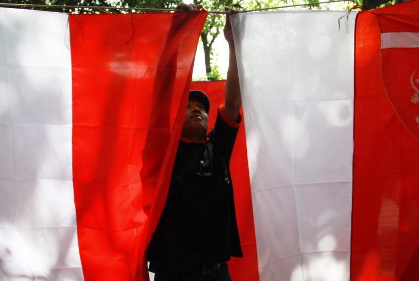 Pedagang merapikan dagangan bendera di kawasan Tebet, Jakarta, Kamis (7/8). Menjelang peringatan HUT-RI yang ke-69, banyak pedagang bendera merah putihdi jalanan, harga bendera berkisar Rp 15.000 sampai Rp 50.000 per bendera.