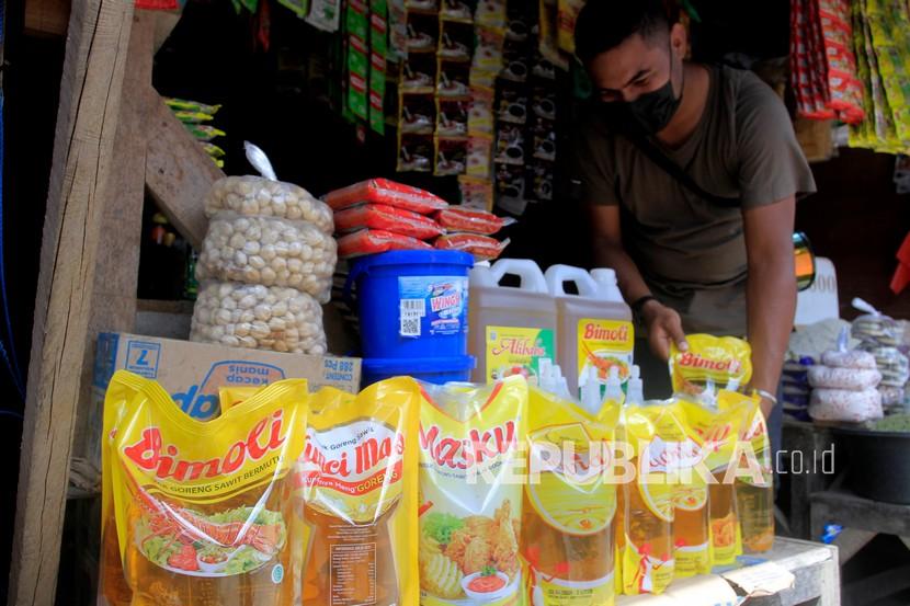 Pedagang merapikan minyak goreng yang dijual di lapaknya di pasar. Harga minyak goreng di pasar tradisional Banda Aceh masih tinggi.