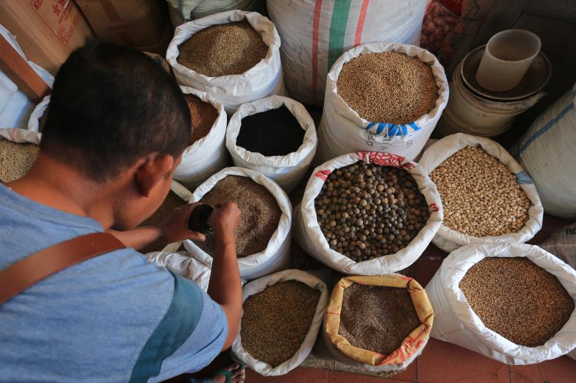 Pedagang merapikan rempah-rempah dagangannya di pasar Bina Usaha, Meulaboh, Aceh Barat, Aceh, Jumat (30/4/2021). Kementerian Pertanian mencatat ekspor rempah-rempah Indonesia meningkat pada tahun 2020 dibandingkan 2019 seperti cengkeh meningkat 58,3 persen, lada meningkat 12,8 persen, pala meningkat 14,4 persen, dan kayu manis meningkat 0,71 persen. 
