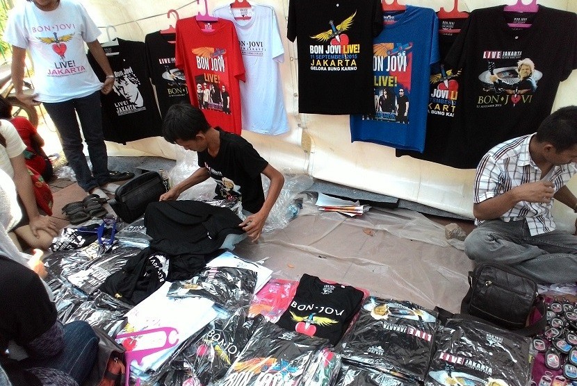 Pedagang merchandise ramaikan jelang konser Bon Jovi di Stadion Gelora Bung Karno, Senayan, Jakarta