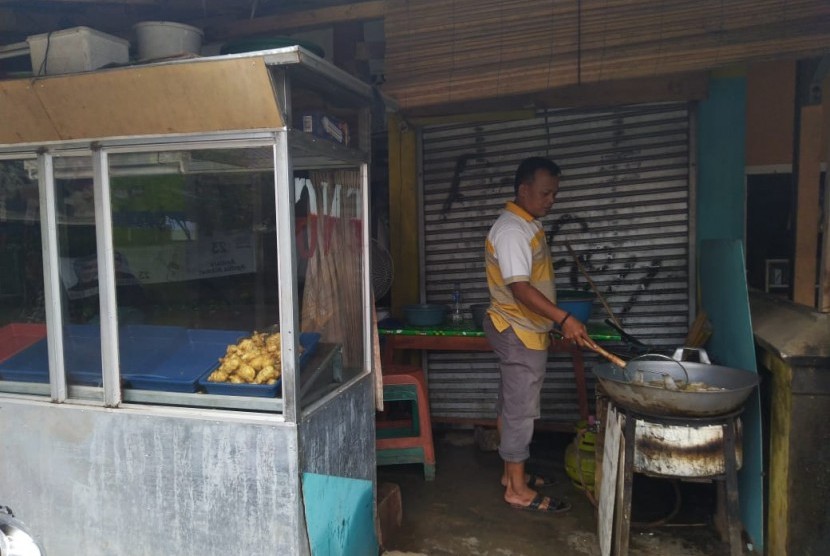 Pedagang mulai berjualan di Pantai di tepi jalan Anyer, Rabu (26/12). 