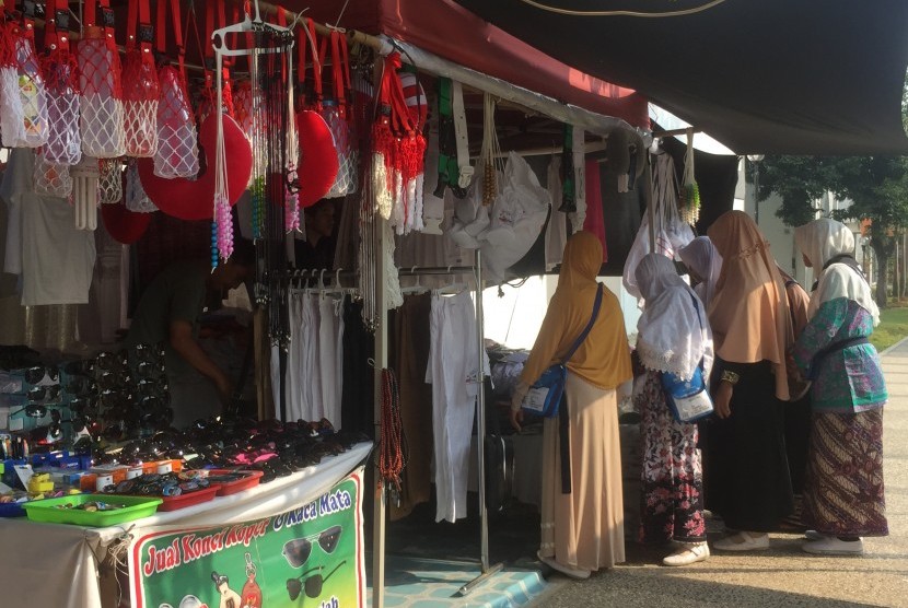 Pedagang musiman di Asrama Haji Pondok Gede, Jakarta Timur. Mereka menyediakan berbagai perlengkapan haji.