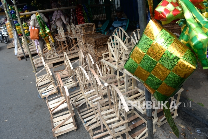  Pedagang parcel lebaran menggelar dagangan di tepi jalan Kawasan Cikini, Jakarta Pusat, Rabu (15/6). (Republika/ Wihdan)