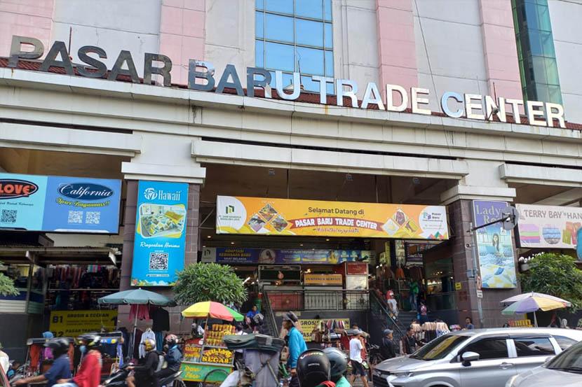 Pedagang Pasar Baru Kota Bandung meminta keringanan perpanjangan hak guna pakai kios selama dua tahun akibat pandemi Covid-19. Hak guna pakai kios akan berakhir Desember tahun 2023. 