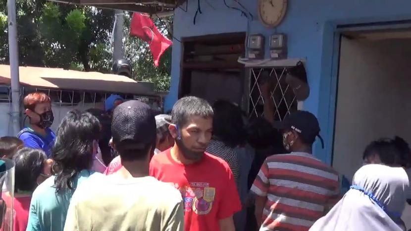Pedagang Pasar Deprok, Cipinang Muara, Kecamatan Jatinegara, melihat pelaku pengedar uang palsu yang ditangkap, Selasa (25/8).