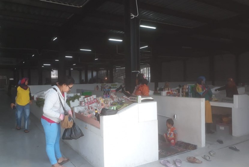 Pedagang Pasar Ikan Modern di Soreang mengeluhkan sepinya pengunjung. Akibatnya, biaya operasional perbulan belum tertutupi, Jumat (6/9). Baru sebagian pedagang yang menempati tempat di Pasar Ikan Modern. 