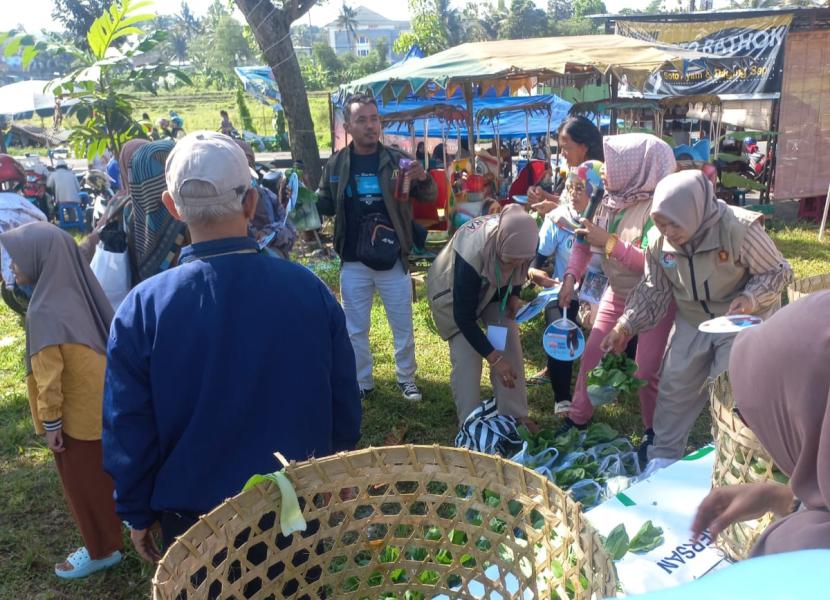 Pedagang Pasar Indonesia Raya (Papera) melakukan bagi-bagi satu ton sayur segar gratis kepada pengunjung pasar tiban di Jalan Lingkar Salatiga, Kecamatan Sidorejo, Kota Salatiga.