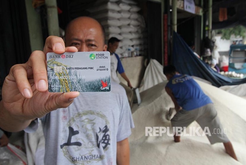  Pedagang Pasar Induk Beras Cipinang menunjukkan Kartu Pedagang Bank DKI di Jakarta, Rabu (20/11).