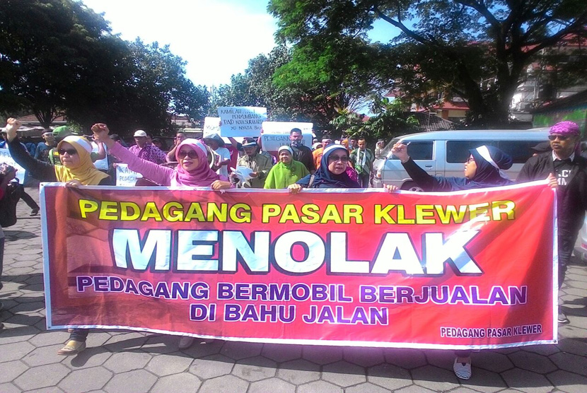 Pedagang Pasar Klewer melakukan aksi unjukrasa menolak keberadaan pedagang yang menjual dagangannya di dalam mobil. Aksi ydilakukan di sekitar Alun-alun Keraton Kasunanan Surakarta pada Senin (27/2).