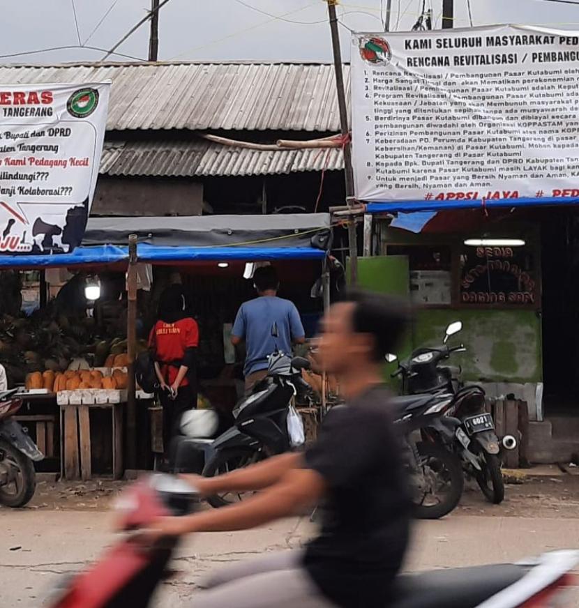 Pedagang Pasar Kutabumi, Kabupaten Tangerang, Banten, menolak revitalisasi karena tak pernah diajak diskusi oleh Pemkab Tangerang.