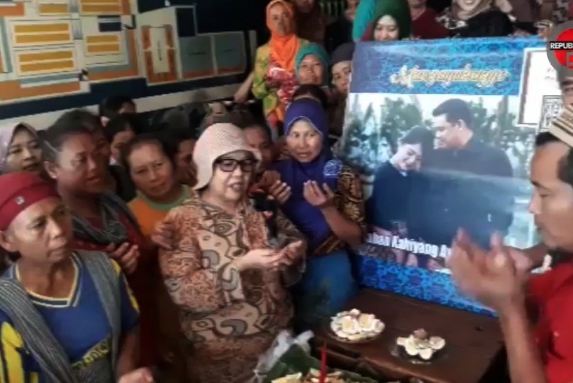 Pedagang pasar Legi, Solo menggelar tasyakuran jelang pernikahan putri Presiden Joko Widodo, Kahiyang Ayu dengan Muhammad Bobby Afif Nasution.