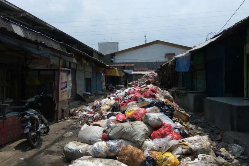 Pedagang Pasar Sayati mengeluhkan sampah menumpuk yang tidak sudah lama tidak diangkut. Beberapa kios terpaksa tutup dan tidak berjualan, Rabu (3/10).