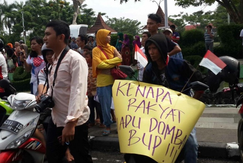 Pedagang Pasar Sumber berdemo di kantor bupati Cirebon, Kamis (21/4). Mereka menolak dipindahkan ke lokasi pasar yang baru.