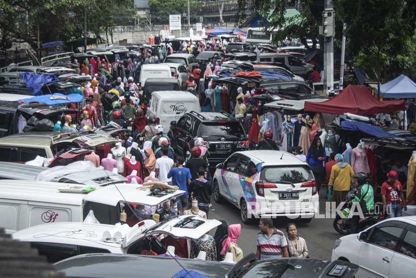 Pedagang Pasar Tasik menggunakan mobil mereka untuk sarana berjualan di bahu Jalan Jati Bunder, Tanah Abang, Jakarta, Senin (9/4).
