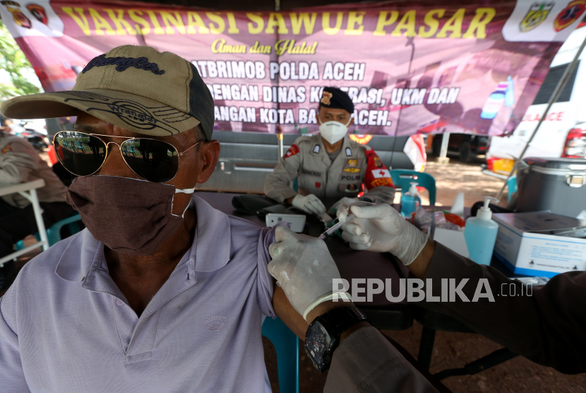 Pedagang pasar tradisional mendapat vaksin COVID-19 Sinovac saat vaksinasi sawue pasar di Banda Aceh,Dinas Kesehatan Kota Banda Aceh mencatat 161.634 warga di Ibu kota Provinsi Aceh sudah menjalani vaksinasi COVID-19, baik yang melakukan secara massal maupun mandiri.