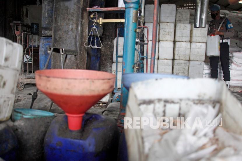 Pedagang pengecer mengantre untuk membeli minyak goreng curah (ilustrasi). Stok minyak goreng curah di sejumlah pedagang di Pasar Tradisional Boyolali Kota di Provinsi Jawa Tengah, sulit dicari.
