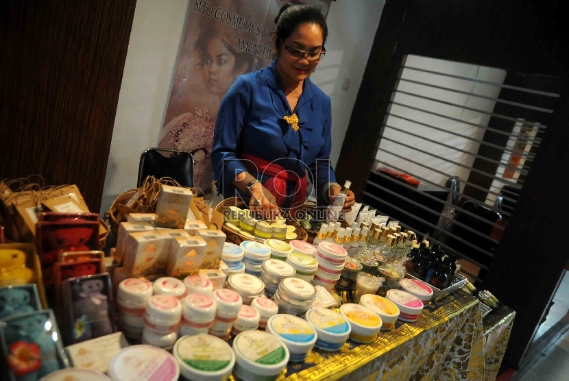 Pedagang produk kecantikan menata barang dagangannya dalam pameran produk kosmetik dan herbal di Kementerian Perindustrian, Jakarta, Rabu (2/9).