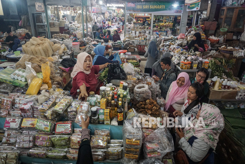 Pedagang rempah-rempah melayani pembeli di Pasar Gede, Solo, Jawa Tengah, Jumat (6/3/2020).(Antara/Mohammad Ayudha)