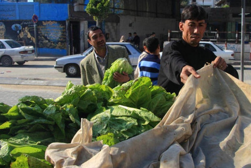 Pedagang sayur di Gaza. Warga Palestina Keluhkan Harga Bahan Makanan di Jalur Gaza Melonjak