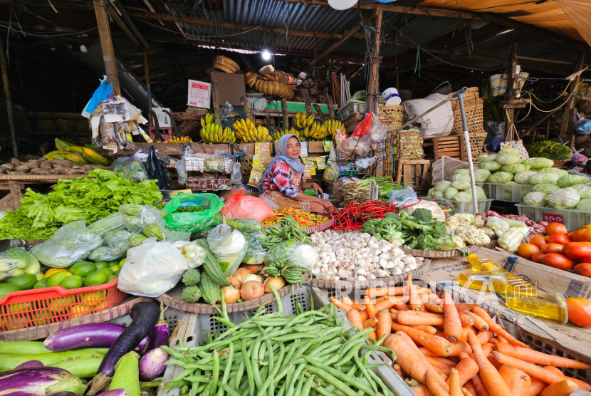 Pedagang sayur di Pasar Peterongan, Kota Semarang, Jawa Tengah, Rabu (5/3/2025). 