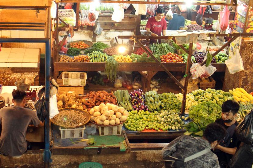 Pedagang sayur mayur menunggu pembeli di Pasar Cibinong, Kabupaten Bogor, Jawa Barat, Senin (1/11/2021). BPS mencatat tingkat inflasi pada bulan Oktober 2021 sebesar 0,12 persen (month to month) sementara inflasi tahun ke tahun atau year on year (yoy) pada bulan Oktober 2021 tercatat sebesar 1,66 persen yang dipicu oleh kenaikan harga sejumlah komoditas pangan.