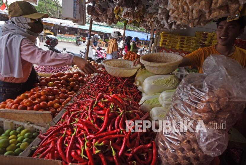 Pedagang sayur melayani pembeli di Pasar Induk Rau, Serang, Banten, Senin (27/9/2021). ilustrasi