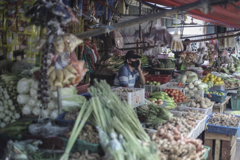 Pedagang sayur menunggu datangnya pembeli di Pasar Palmerah, Jakarta, Senin (9/8). Tingginya harga beberapa komoditas pangan masih berlanjut hingga akhir 2021 dan berkontribusi pada angka inflasi. 