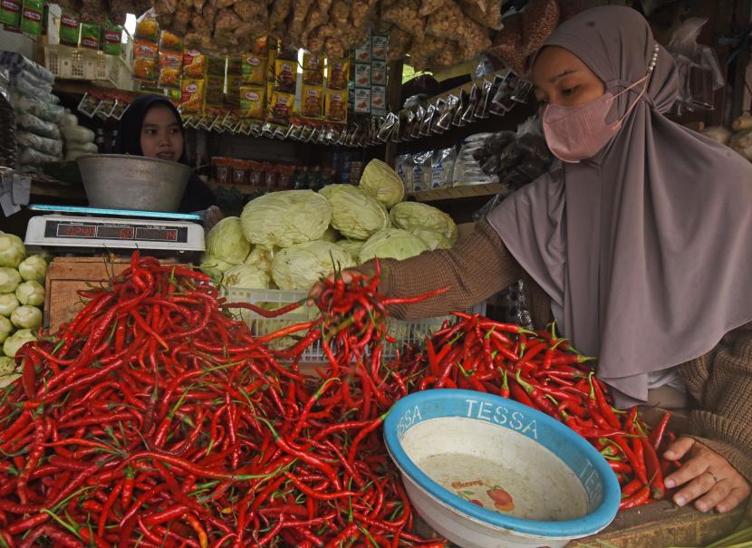 Pedagang menyortir cabai merah. Harga cabai di Aceh kembali turun (ilustrasi).