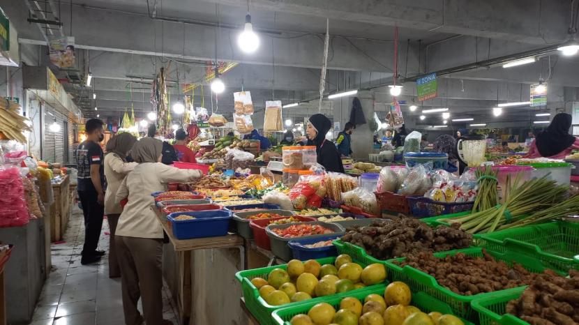 Pedagang sayuran di Pasar Kosambi, Kota Bandung tengah melayani pembeli, Rabu (13/7/2022). Sejumlah harga bahan pokok masih tinggi seperti cabai tanjung, tomat dan kentang. 