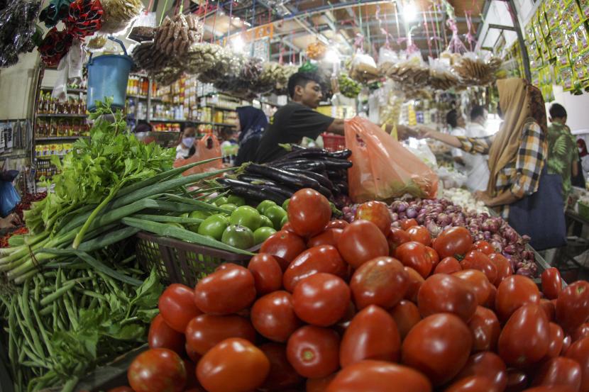 Ilustrasi pedagang sayuran melayani pembeli. Harga Sejumlah Kebutuhan Pokok di Kaltim Turun Usai Lebaran
