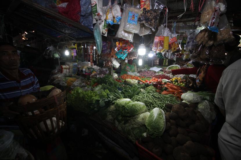 Pedagang sayuran melayani pembeli di Pasar Larangan, Sidoarjo, Jawa Timur, Sabtu (2/4/2022). Kebutuhan pokok seperti ayam, daging, dan sayuran mengalami kenaikan harga akibat meningkatnya jumlah permintaan masyarakat menjelang bulan Ramadhan 1443 Hijriah.