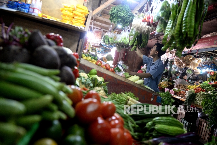  Pedagang sayuran melayani pembeli di Pasar PSPT Tebet, Jakarta, Ahad (2/7). 