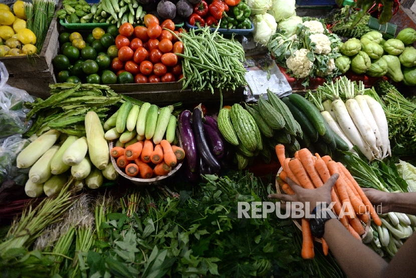  Pedagang sayuran melayani pembeli di pasar tradisional. ilustrasi