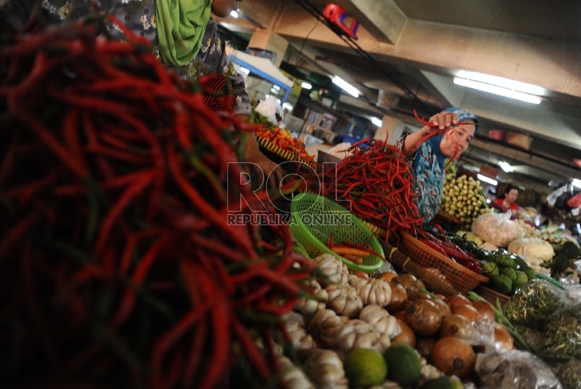  Pedagang sedang melayani pembeli di pasar tradisional, Jakarta, Selasa (1/12).