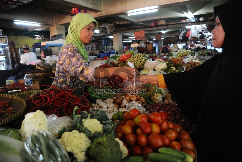 Pedagang sedang melayani pembeli di pasar tradisional, Jakarta, Selasa (1/12).