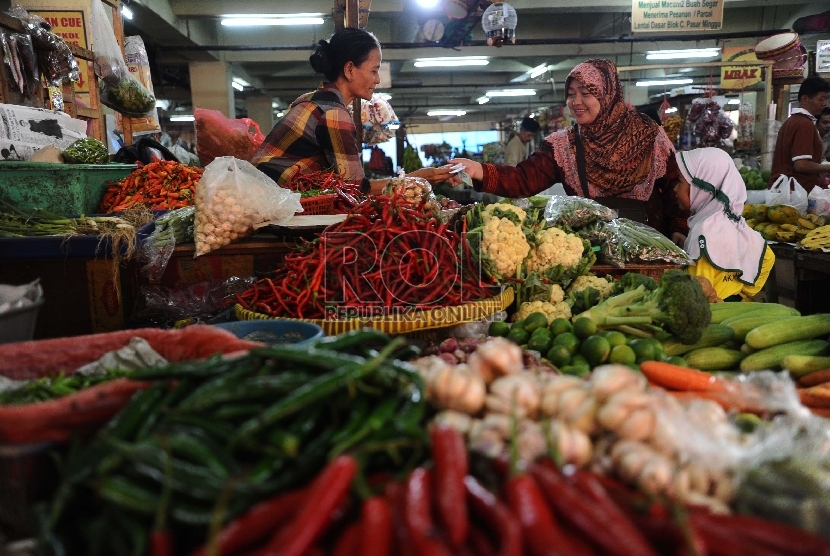 Pedagang sedang melayani pembeli di pasar tradisional, Jakarta.