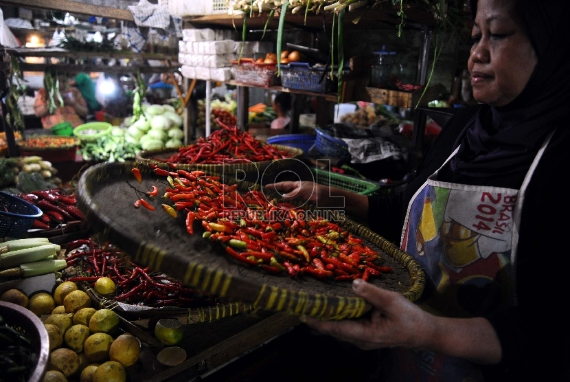 Pedagang sedang memilah cabe merah di pasar tradisional
