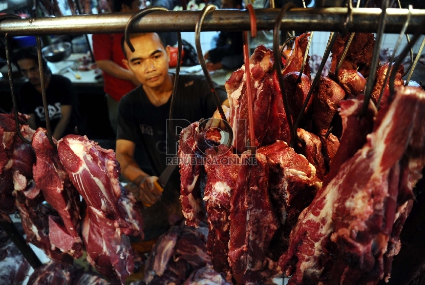  Pedagang sedang memotong bagian daging di pasar tradisional, Jakarta, Senin (13/7).   (Republika/Tahta Aidilla)