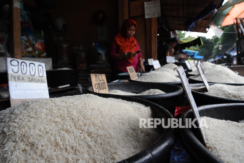 Pedagang sedang menata beras pada kios, Jakarta, Kamis (11/8).  (Republika/Tahta Aidilla)