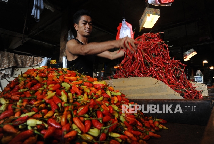 Pedagang sedang mengatur cabai pada kios di pasar tradisional, Jakarta, Selasa (2/2).