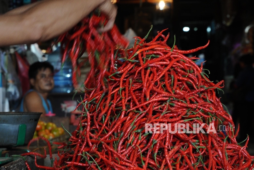 Pedagang sedang mengatur cabai pada kios di pasar tradisional, Jakarta, Selasa (2/2). 