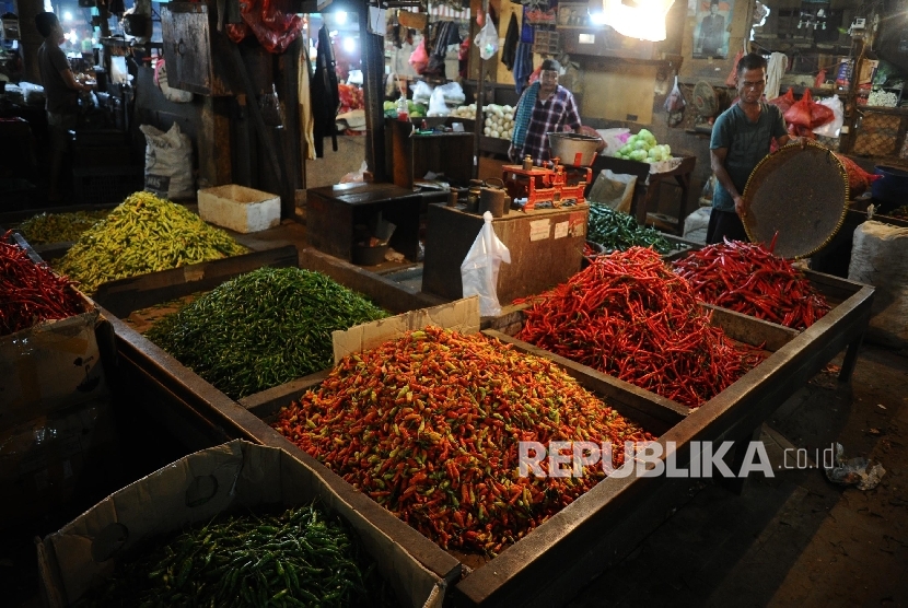  Pedagang sedang mengatur dagangan cabai merah keriting di pasar tradisional. ilustrasi