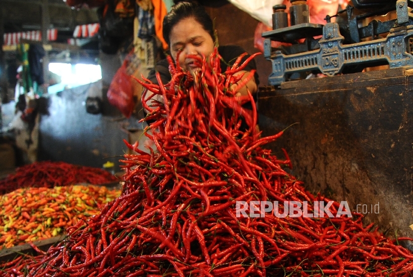  Pedagang sedang mengatur dagangan cabai merah keriting di salah satu pasar tradisional, Jakarta, Senin (21\1).