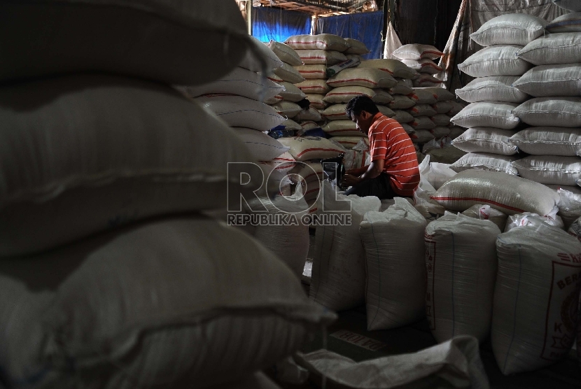  Pedagang sedang mengatur karungan beras di pasar induk, Jakarta, Rabu (30/12).  (Republika/Tahta Aidilla)