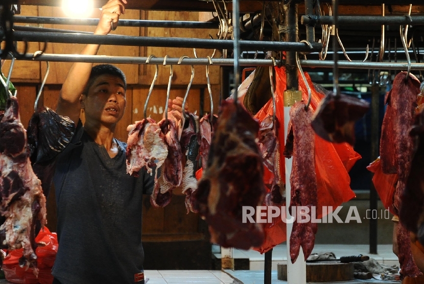  Pedagang sedang menimbang daging di pasar Senen, Jakarta, Ahad (25\12).